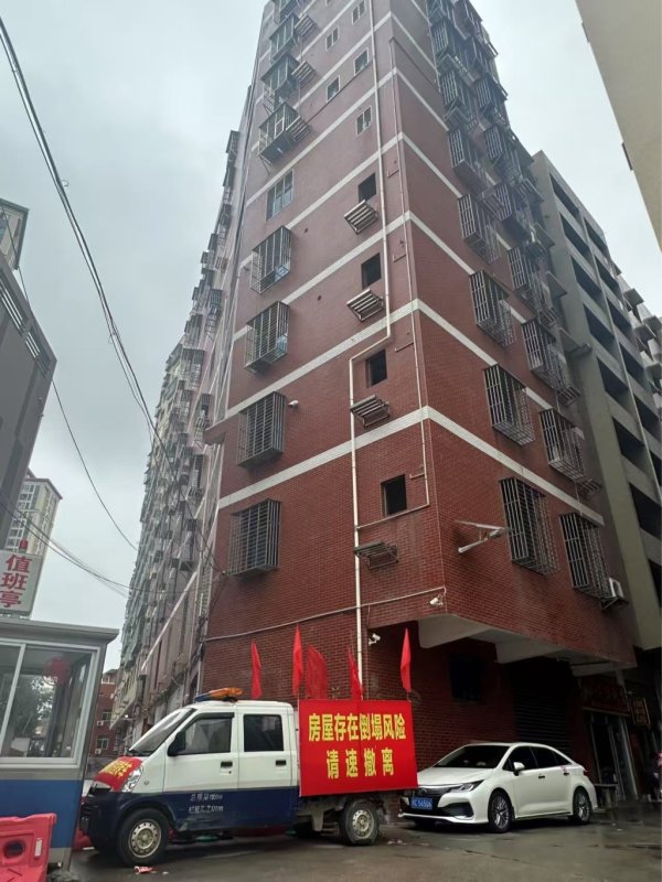 配资行业排名 影子调查丨危房之下，百余住户搬离梦嘉商贸楼